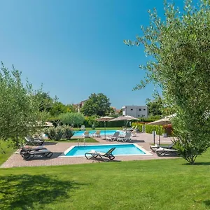 Maj - Ana - Luxury Family With Pool Apartment